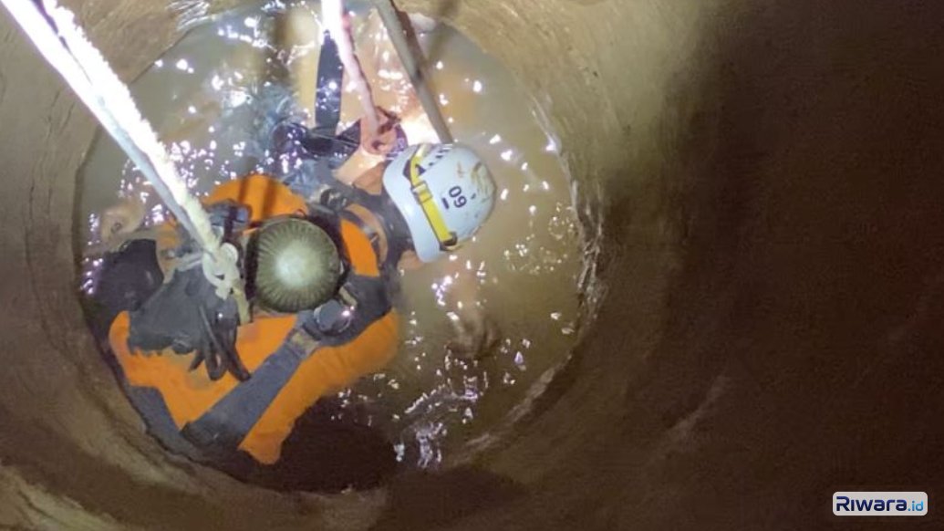 Rescuer Basarnas menyelam ke dalam sumur untuk mengevakuasi korban tenggelam